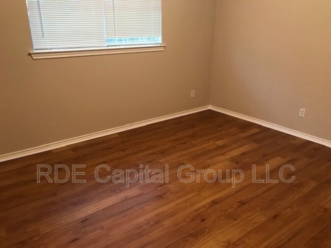 Building Photo - 501 Sally Ln
