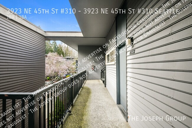 Building Photo - 3923 NE 45th St