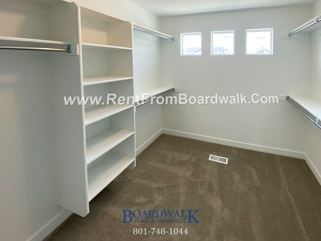 Building Photo - Single Family Home In Beautiful Community!