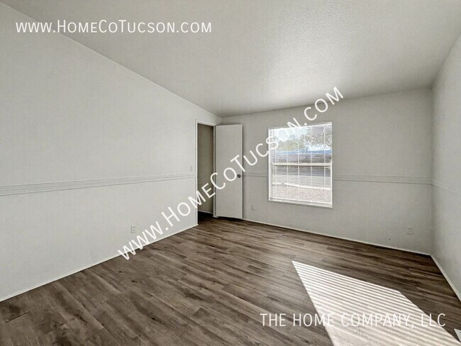 Building Photo - 5717 S Stewart Blvd