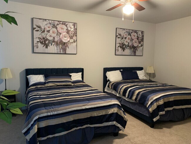 Building Photo - AUGUST SPECIAL!!! 4-bedroom, 3.5-bath town...
