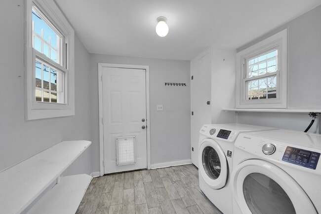 Building Photo - $2,495, 2-bed, 1-bath Victorian in the hea...