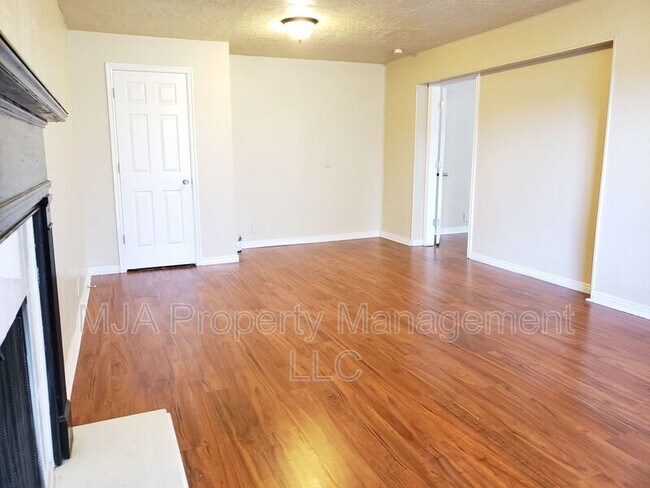 Building Photo - 352 Hampton Ave S