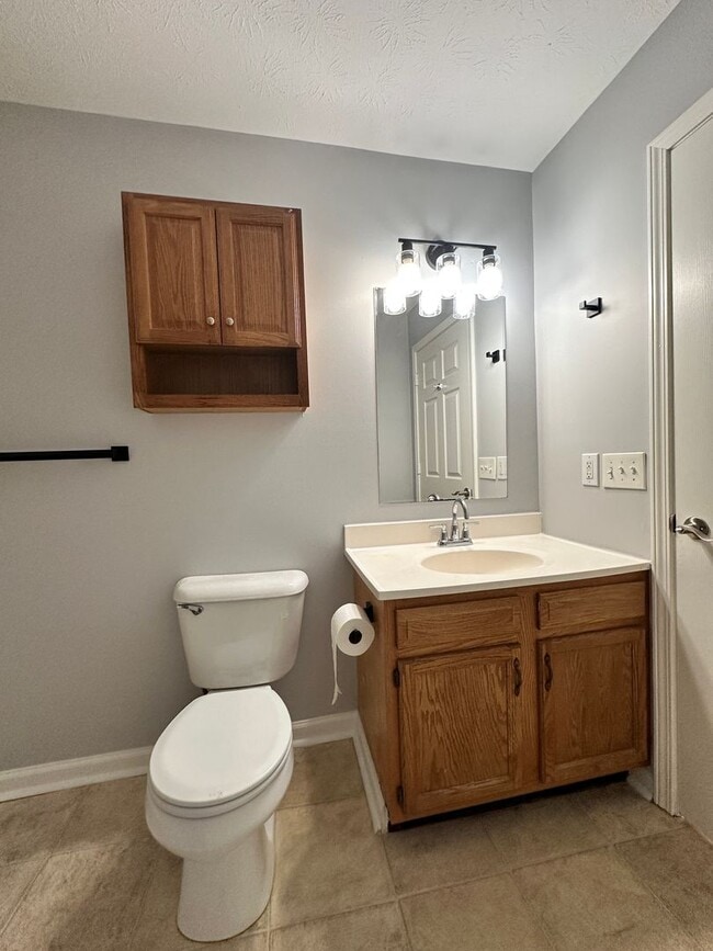 Building Photo - Three-Bedroom Ranch Close to Downtown