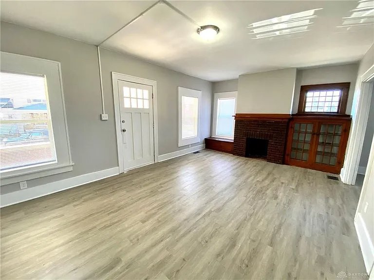 Building Photo - 100 E 3rd St