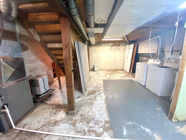 Building Photo - 5 bed 1.5 Bath Single Family Home! Near NDSU!