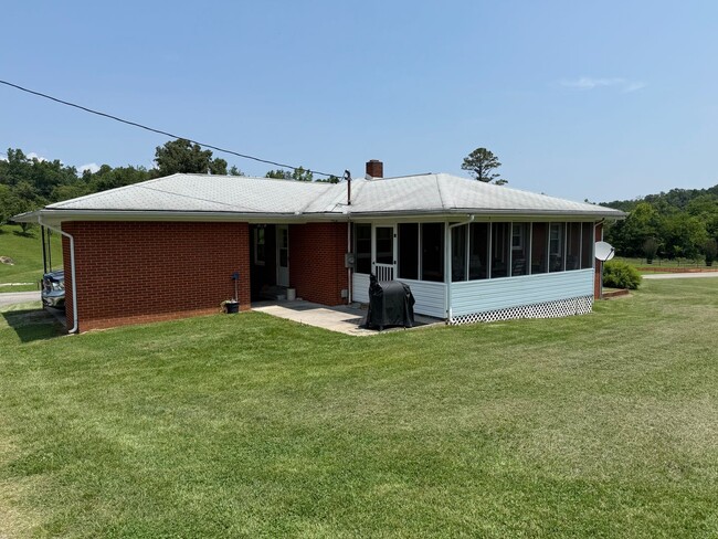 Building Photo - 2459 Middlesettlements Rd