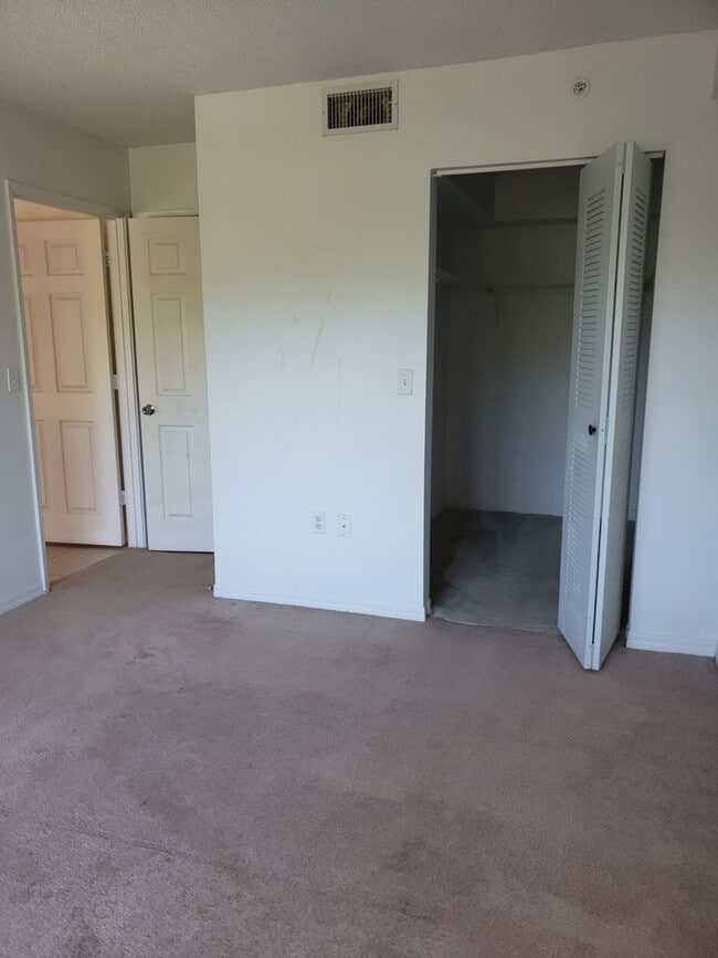 Building Photo - 2Bedroom, 2 Bath  in Laguana