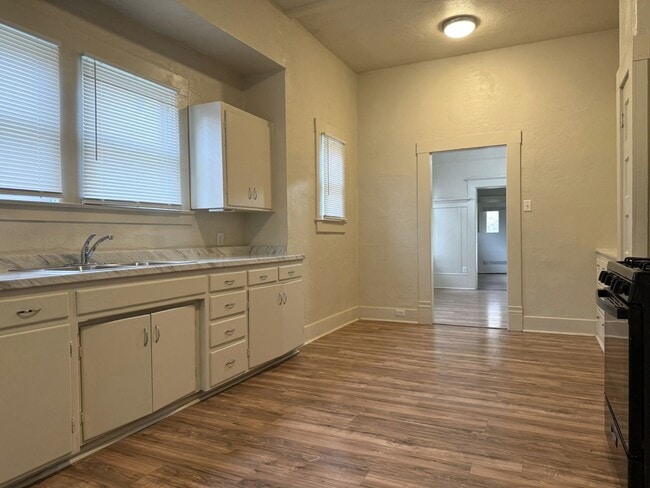 Building Photo - Endearing 2/1 Available Now!!!