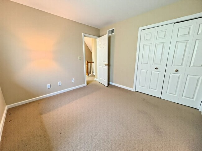 Building Photo - 3 Bedroom 1.5 Bathroom Available in Elizab...