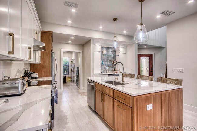 Building Photo - 757 Windermere Way
