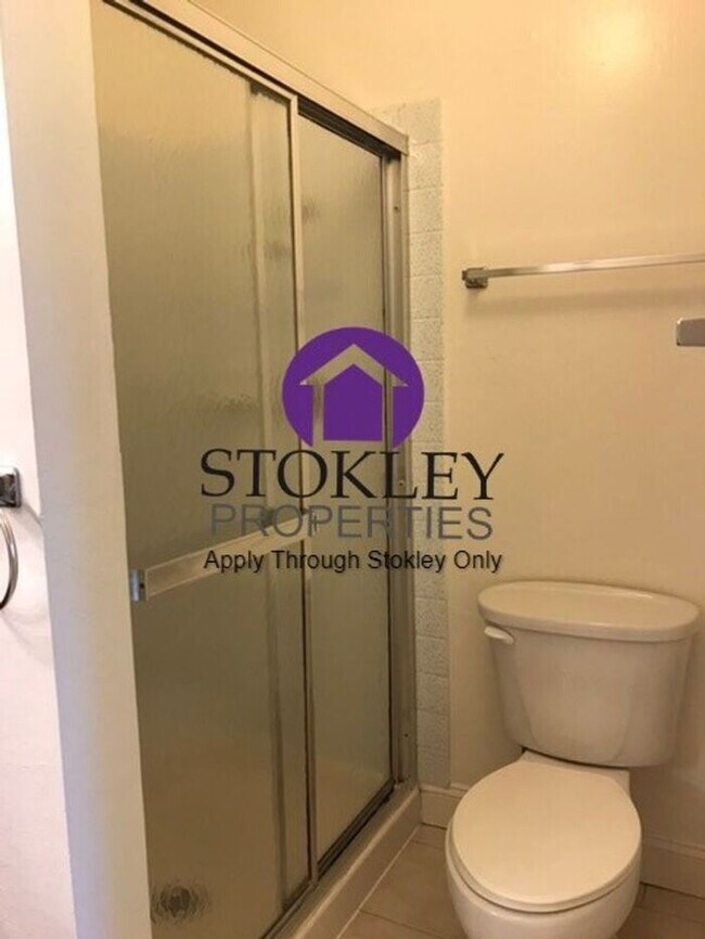 Building Photo - Stokley Properties Presents: 2712 Oak Rd #65!