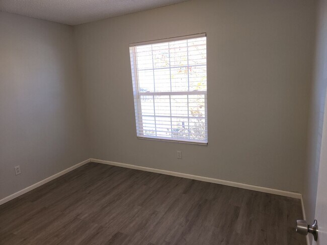 Building Photo - Ridgeview @ Stetson Hills- Newly remodeled 3 bedroom