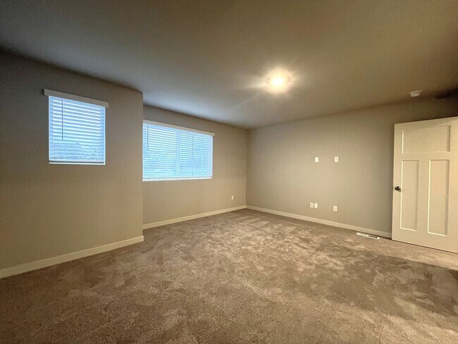 Building Photo - 3034 SW Linneman Dr
