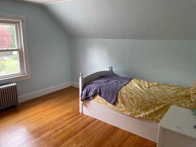 Building Photo - Furnished Colonial Cape rental in centrall...