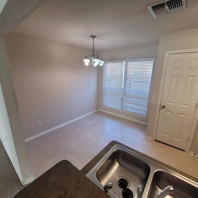Building Photo - Clean North East Home - O'Conner & IH35
