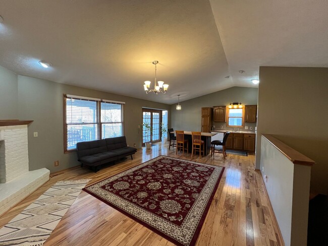 Building Photo - Open Floor Plan, Vaulted Ceilings, Fenced ...