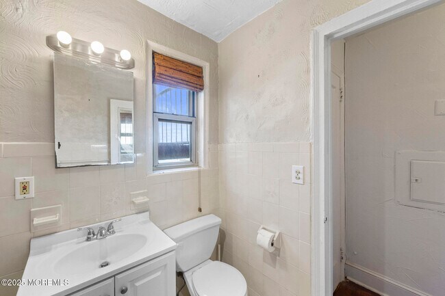 Building Photo - 400 Deal Lake Dr