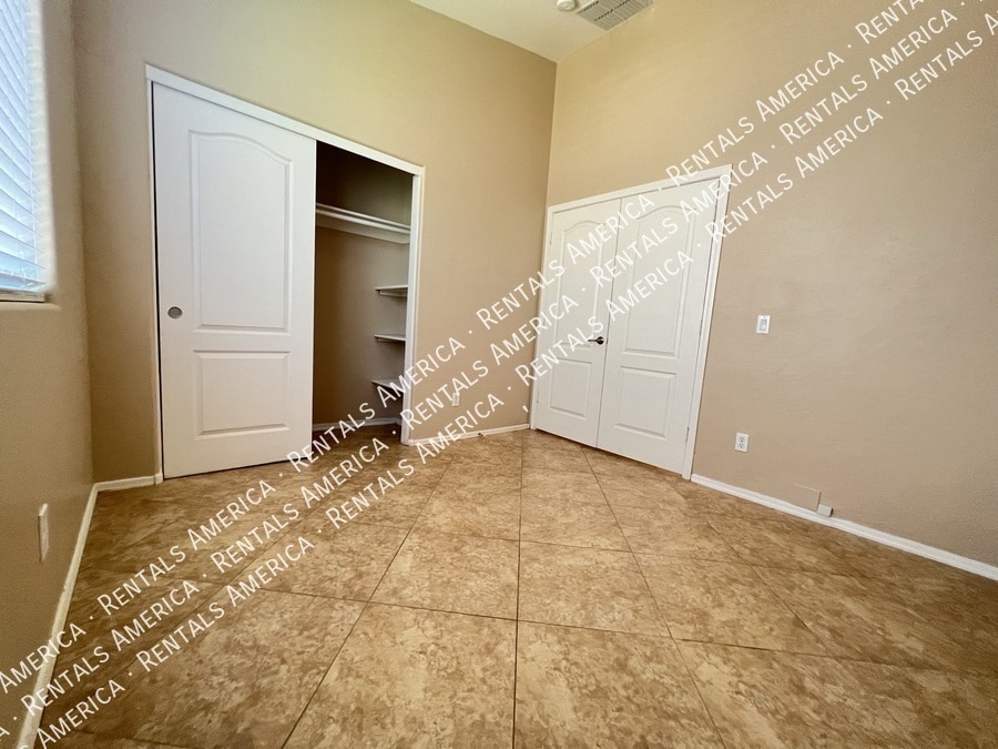 Building Photo - 1536 E Fontana Dr