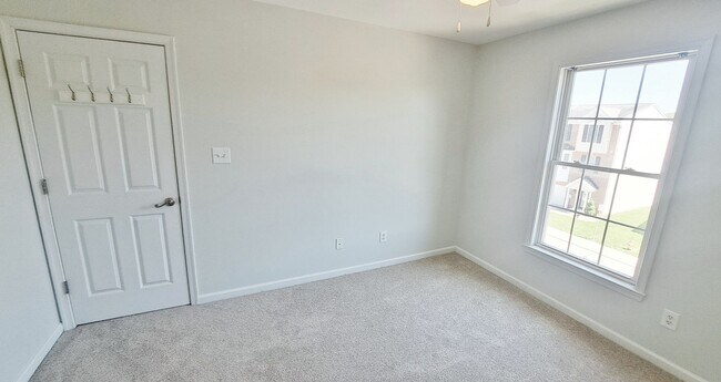 Building Photo - 3 Bed / 2 Full and 2 Half Bath Single Family Townhome