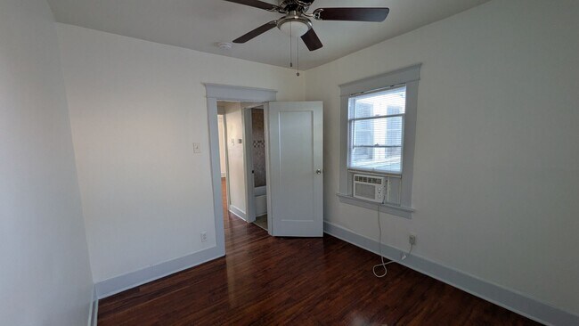 Building Photo - Spacious 1 Bedroom in Long Beach !!!