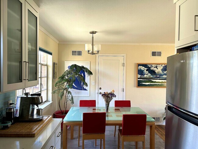 Building Photo - Beautiful Old Southwest Reno Home with Huge Private Yard