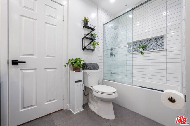 Building Photo - 1220 Dincara Rd