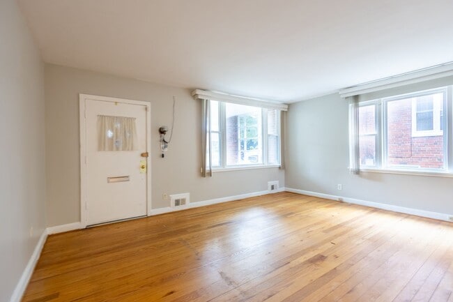 Building Photo - Lovely 3 BR/2 BA Semi-Detached Home in Nor...
