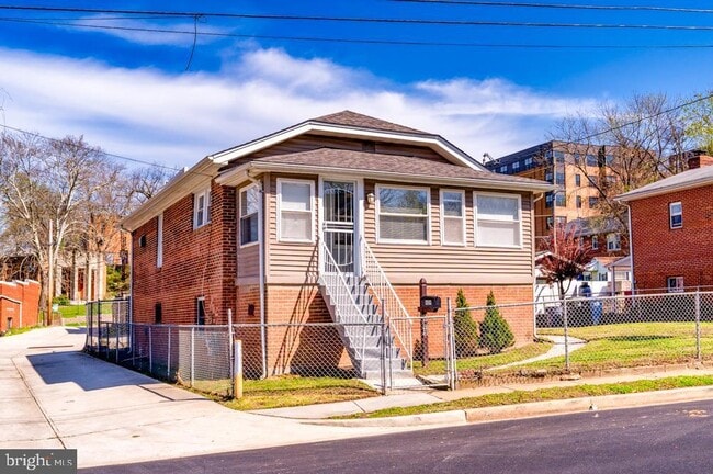Building Photo - 609 49th Pl NE