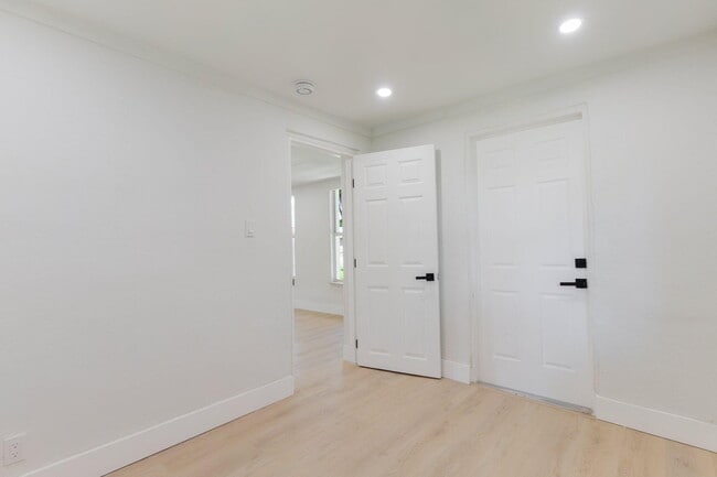 Building Photo - 1108 W 33rd St