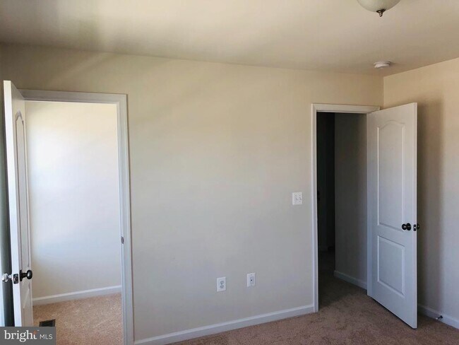 Building Photo - 336 Boxelder Dr