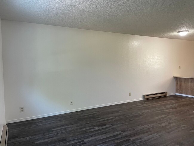 Building Photo - Nice Townhome-2 bed 1.5 Bath--Situated in the Friendly town of Grants Pass