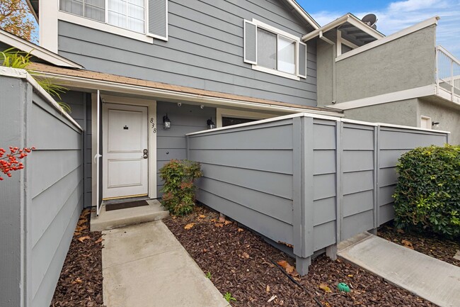 Building Photo - ***AMAZING 2 Bed 2 Bath TOWNHOME***GARAGE*...