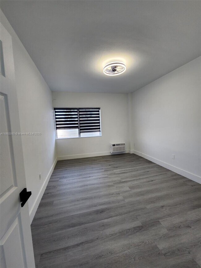 Building Photo - 2101 Normandy Dr