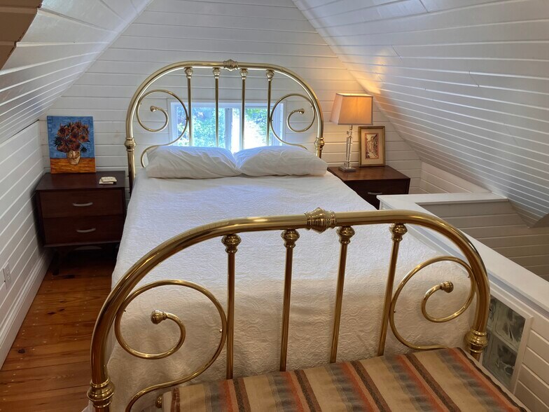 3rd floor bedroom - 1241 Bruck St