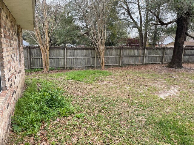 Building Photo - MOVE IN SPECIAL - 1 WEEK FREE RENT - MINUT...