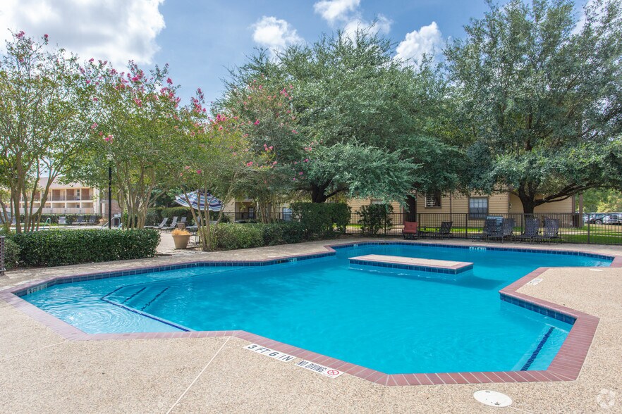 Arbors of Sam Houston 555 Bowers Blvd Huntsville TX 77340 Apartment