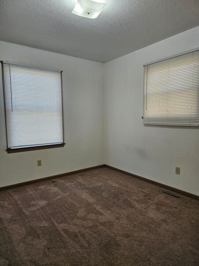 Building Photo - Three Bedroom Two Bath Townhouse