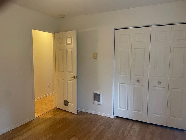 Building Photo - Spacious Clinton Home with New Upgrades!