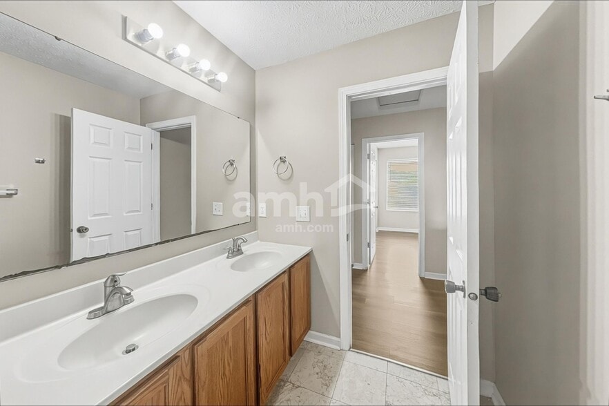 Building Photo - 838 Avalon Dr