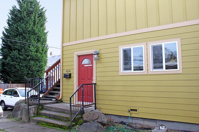 Building Photo - 4224-4224 N Commercial Ave