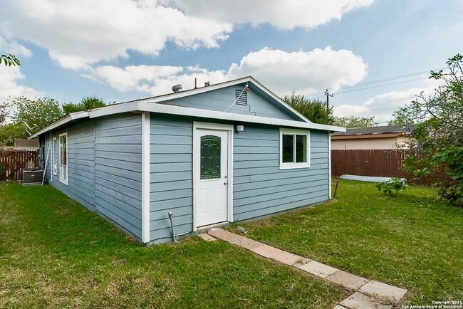 Building Photo - 9451 Hindi Dr