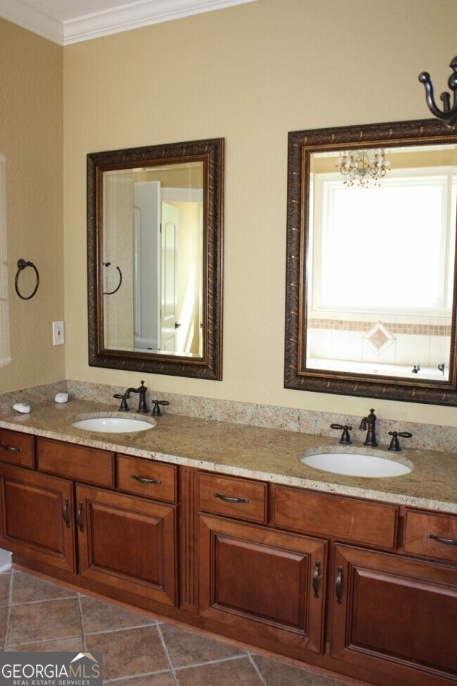 Building Photo - 207 Lakeview Ct