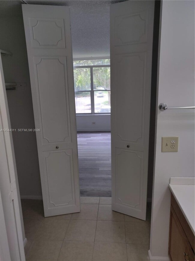 Building Photo - 3750 Inverrary Dr