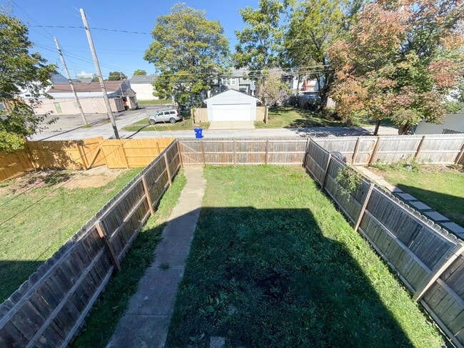 Building Photo - Elegant 3-Bedroom Home with Designer Finishes & Private Backyard!