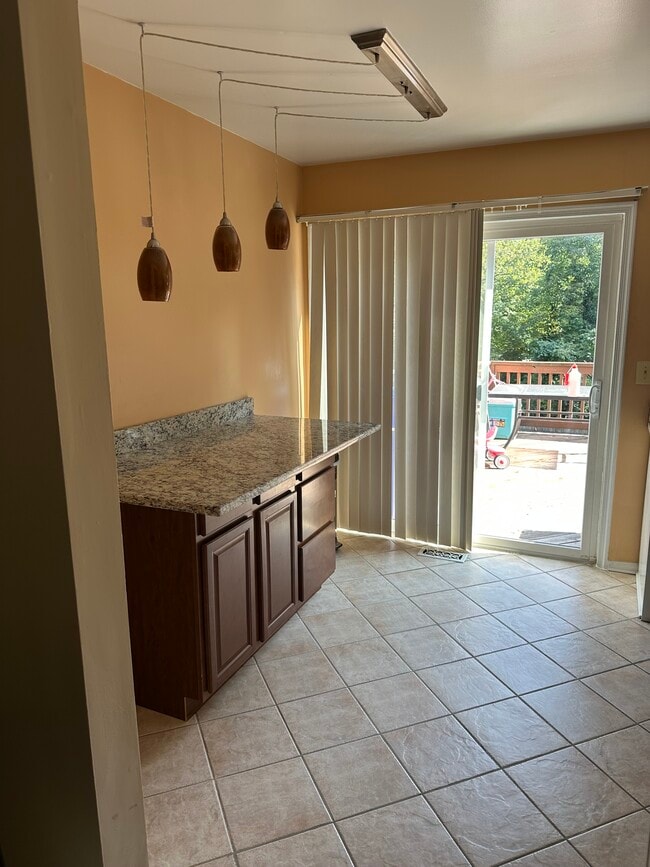 Building Photo - 8903 Rosewood Way