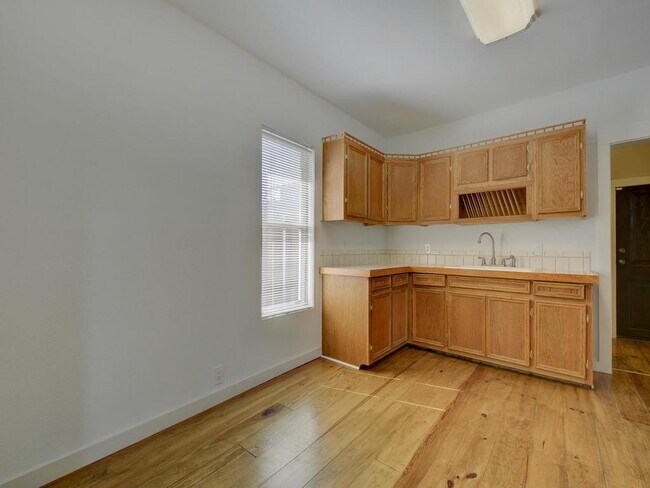 Building Photo - 2106 Holly St