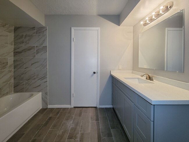 Building Photo - Three bedroom 2 full bath duplex style hom...