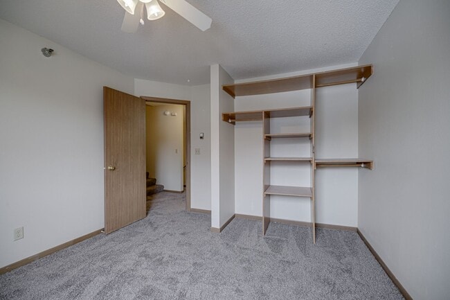 Building Photo - 5 bedroom 2 Bathroom 4 level townhome