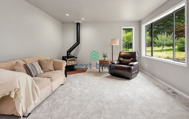 Building Photo - 4 Bed 2.5 Bath Custom Built Single-family ...